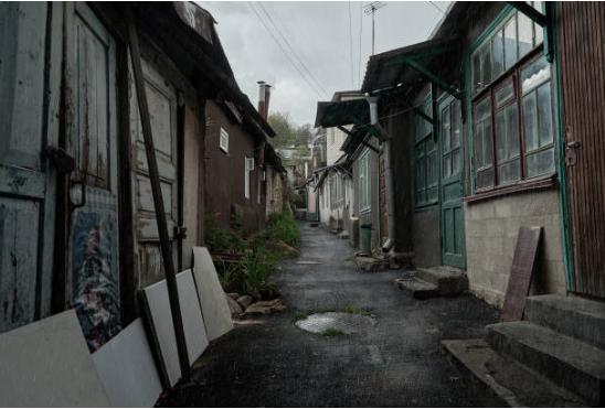CTRON1959's tweet photo. @INF_XEN Russian city slums primarily consist of decaying wooden barracks and aging Soviet-era apartment blocks, locally referred to as Khrushchyovkas. These areas are often plagued by structural deterioration, broken pipes, and a lack of modern plumbing and sewage systems https://t.co/FcaFukjx3C