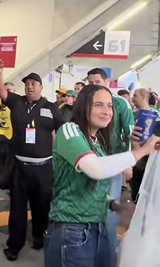 MikeLS88's tweet photo. @OxlackCastro @valeriavillalpandoa subió a Tik Tok otro ángulo y se ve mejor su cara https://t.co/HdPLRgcFPE