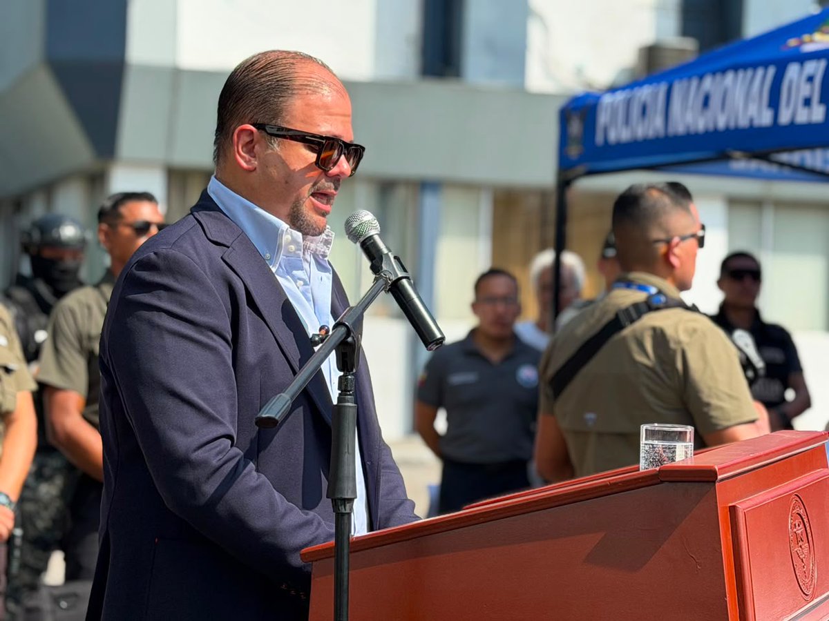 radio_vigia's tweet photo. #GaleríaFotográfica 📸 || En #GYE, el @MinInteriorEc realizó la entrega de insumos médicos destinados a los hospitales y centros de salud policiales, una acción que permitirá optimizar la atención, fortalecer los servicios y mejorar las condiciones de bienestar los ecuatorianos. https://t.co/U54KSVHGp1