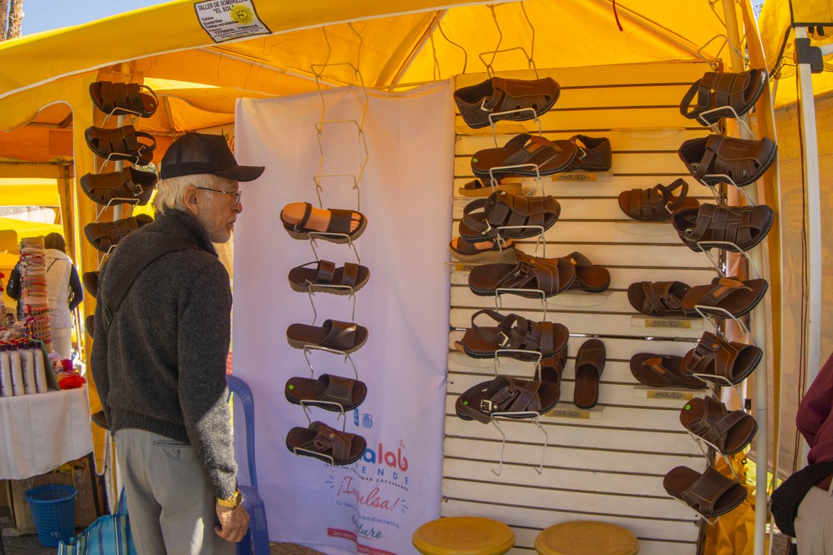gam_cochabamba's tweet photo. 🛍️🧶 Inició la Feria Artesanal en la Plaza Colón, con más de 120 artesanos que ofrecen productos hechos a mano para impulsar la reactivación económica de estos sectores productivos. La Feria se realizará hasta el viernes 3 de julio. 🤝
#CochaSeReactiva #Cocha #EsProgreso https://t.co/6WMtzx1Gff