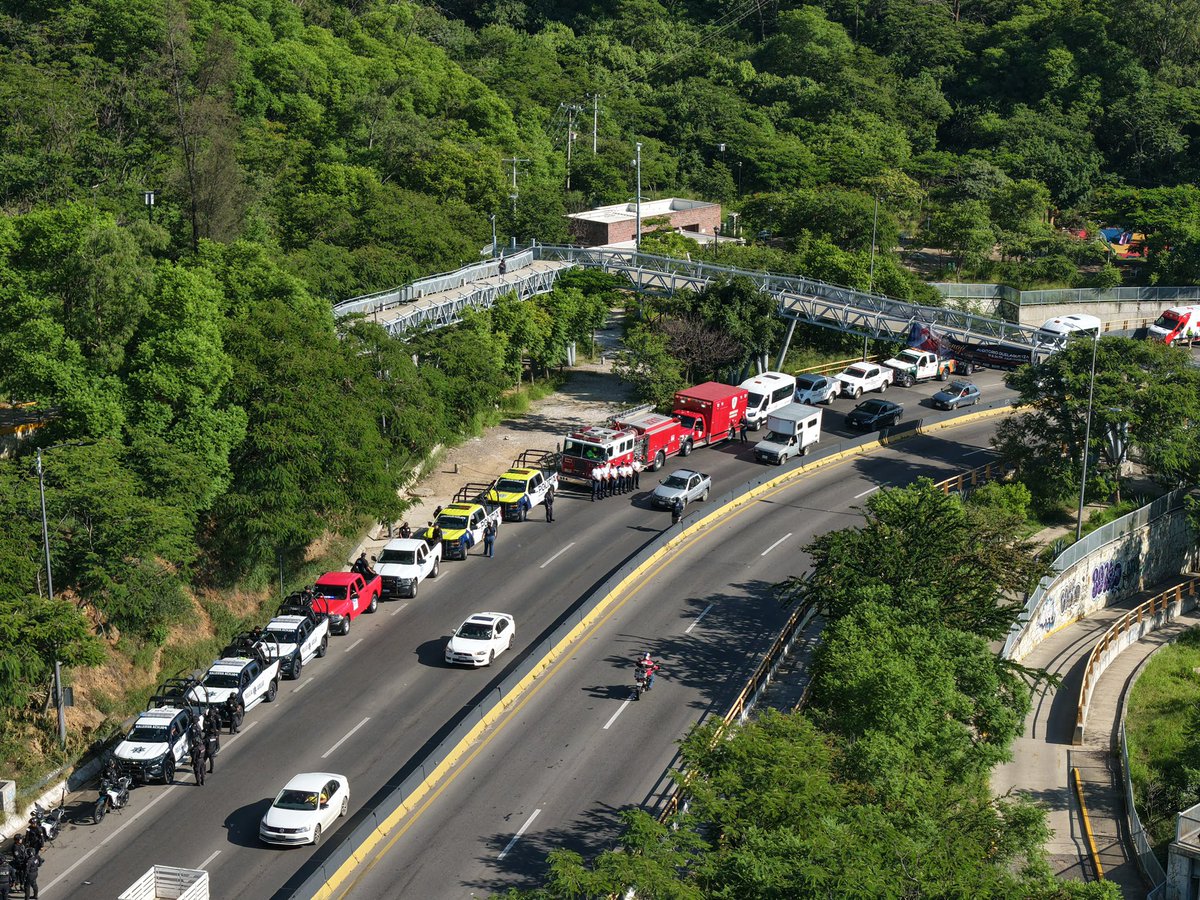 salomonj's tweet photo. Dimos el banderazo de arranque del Operativo Guelaguetza Segura. 🚓

Durante esta temporada reforzaremos la presencia de nuestras corporaciones en distintos puntos de la Zona Metropolitana para cuidar a las familias oaxaqueñas y a quienes nos visitan.

Así trabajamos para que cada celebración se viva en un ambiente de tranquilidad y paz. 🙌🏽