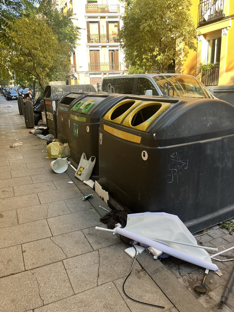 Mothersuspiria1's tweet photo. Desde esta mañana sin limpiar . Entre los cerdos que hacen esto y que el @MADRID @AlmeidaPP_ no hacen este trabajo que les corresponde vivimos en la mierda pagando impuestos y tasas de basura. Sois unos sinvergüenzas @reclamalavapies https://t.co/JalHwaJevY