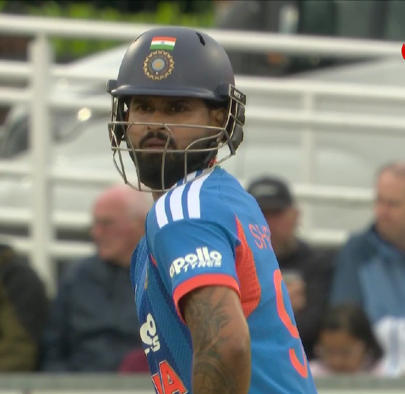 merii_mrziii's tweet photo. Shreyas Iyer bro this is the ugliest batting stance i have ever seen 😭 https://t.co/8TiIwBhjau