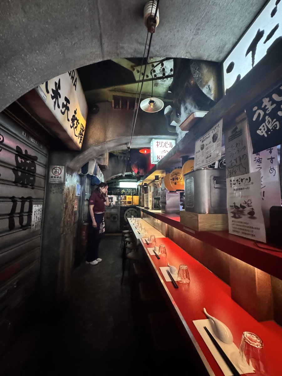 FlorentGorgesFR's tweet photo. Ce soir, j’ai dîné au nouveau @KodawariRamen, rue des petits champs. C’était la soirée d’inauguration. Je crois bien que j’étais le premier client. ^^; Ambiance encore au top, dans un décor de gādo-shita, les bouis-bouis sous les ponts (arches) des grandes gares japonaises. ^^ https://t.co/8jA15Zh3iX