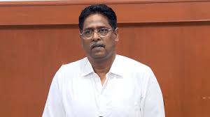 arivalayam's tweet photo. கழகத்தின் மீது பழி சுமத்தும் நோக்கில் வழக்கு தொடர்ந்துள்ள தவெக அரசை கண்டித்து கழக சட்டத்துறை செயலாளர் என்.ஆர்.இளங்கோ அவர்களின் பேட்டி.

குதிரை பேரம் மூலம் அதிமுக எம்.எல்.ஏ களை ராஜினாமா செய்ய வைத்து சட்டமன்றத்திலேயே தவெக கட்சியில் இணைக்கின்றனர் அதுபற்றி எல்லாம் லஞ்ச ஒழிப்பு துறை, காவல்துறை விசாரிக்கவில்லையே ஏன்.?

தவெக அரசின் மீதான அதிருப்தி, அமைச்சர்கள் மீதான குற்றச்சாட்டுகளை மறைத்து திசை திருப்பவே வழக்கு பதிவு செய்துள்ளனர். இதை பொய் என நாங்கள் நிரூபிப்போம்.

லஞ்ச ஒழிப்பு துறை விசாரிக்க வேண்டிய புகாரை வழிமுறைகளை மாற்றி காவல்துறை விசாரிக்க வேண்டிய அவசியம் என்ன.? அரசியல் காரணங்களுக்காக தொடரப்பட்ட வழக்கை சட்டப்படி எதிர்கொண்டு முறியடிப்போம்

தவெக கட்சியை சார்ந்த எம்.எல்.ஏ ஒருவர் , சட்டப்பேரவைத் தலைவர் தேர்வின் போது மாற்றி வாக்களித்தால் 35 கோடி தருவதாக ஒருவர் பேரம் பேசினார் என்றும், மிரட்டினார் என்றும் கடந்த 29 ஆம் தேதி புகார் அளிக்கப்பட்டு அதன் மீது வழக்கு பதிவு செய்து 3 பேர் கைது செய்யப்பட்டுள்ளனர். கரூரை சேர்ந்த கார்த்திக் மற்றும் அவரது நண்பரையும் கைது செய்துள்ளனர் ஆனால் எங்கு வைத்துள்ளனர் என இதுவரை தெரியவில்லை.

இந்த நேரத்தில் நீதிமன்றத்தில் மூன்று முக்கிய வாதங்களை நாங்கள் முன்வைத்தோம். அதில், லஞ்ச ஒழிப்பு துறை தனி அமைப்பாக செயல்பட்டு வரும் போது அது தொடர்பான புகார்களை லஞ்ச ஒழிப்பு துறை தான் விசாரிக்க வேண்டும் . அப்படி அவர்கள் விசாரிக்க வேண்டிய ஒரு புகாரை வேறு காவல் பிரிவு விசாரிக்க வேண்டும் என்றால் அதற்கு அரசாங்க உத்தரவு பிறப்பிக்க வேண்டும்.

முன்னாள் முதல்வர் அம்மையார் ஜெயலலிதா அவர்கள் மீதான மூன்று லஞ்ச ஒழிப்பு துறை வழக்குகளை CBCID விசாரணை நடத்த தனிபட்ட அரசு உத்தரவு பிறப்பிக்கப்பட்டது. ஆனால் இந்த வழக்கில் சென்னை கமிஷனரிடம் புகார் அளிக்கப்பட்டு அந்த புகார் D5 திருவல்லிக்கேணி காவல் நிலையத்தில் பதியப்பட்டு உள்ளது. வழக்கு பதிவு செய்யும் போதே அது லஞ்ச ஒழிப்பு வழக்கு என காவல்துறையை சார்ந்த ஆணையர், துணை ஆணையர், ஆய்வாளர்  என அனைவருக்கும் தெரிந்துள்ளது.

அப்படி இருந்தும் ஏன் இந்த புகாரை லஞ்ச ஒழிப்பு துறைக்கு அனுப்பவில்லை என்றால் லஞ்ச ஒழிப்பு துறைக்கு ஒரு புகார் சென்று அதை விசாரிக்கவேண்டும் என்றால் அதற்கு முறையான நடைமுறைகள் உள்ளன. அந்த நடைமுறைகளை பின்பற்றாமல் தவிர்க்க திருவல்லிக்கேணி காவல் நிலையம் மூலம் புகார் பெறப்பட்டுள்ளது.

அப்பநாங்கள் நீதிமன்றத்தில் வைத்த வாதம், உச்ச நீதிமன்றம் வழிகாட்டல் படி குற்றம் சுமத்த பட்டவர்களுக்கு இரண்டு அடிப்படை உரிமைகள் உள்ளன. ஒன்று 7 வருடங்களுக்கு குறைவாக தண்டனை பெற கூடிய குற்றம் சுமத்தப் பட்டவர்களுக்கு கைது செய்யும் முன் கட்டாயமாக நோட்டீஸ் அனுப்பி விசாரணைக்கு அழைக்க வேண்டும். அவர் விசாரணைக்கு ஒத்துழைக்காத பட்சத்தில் தான் கைது செய்து விசாரிக்க வேண்டும். இரண்டாவது கைது செய்யப்பட்டதற்கான காரணங்களை எழுத்து மூலமாக தர வேண்டும்.

இந்த இரண்டையும் செய்தது போல ஒரு ஆவணத்தை தாக்கல் செய்தனர். நீதிமன்றம் கேட்ட போது 30 ஆம் தேதி ஆஜராக நோட்டீஸ் கொடுத்தோம் என்றனர். ஆனால் அவர்கள் கொடுத்த ஆவணத்தில் 29 ஆம் தேதியே நோட்டீஸ் கொடுக்கப்பட்டுள்ளதாக இருந்தது.  ஆனால் முதல் தகவல் அறிக்கை தயாரிக்கப்பட்டதே 30 ஆம் தேதி தான். 30 ஆம் தேதி பதிந்த வழக்கிற்கு 29 ஆம் தேதி எப்படி நோட்டீஸ் கொடுத்தீர்கள் என நீதிமன்றம் கேள்வி கேட்டது. அதற்கு காவல்துறை தரப்பில் சரிவர பதில் அளிக்கப்படவில்லை.

என்இப்போது எம்.எல்.ஏ க்கு பணம் கொடுக்க முயற்சித்ததாக கூறி இவ்வளவு விரைவாக செயல்படும் காவல்துறை, அதிமுக எம்.எல். ஏ கள் தங்கள் எம்.எல்.ஏ பதவியை ராஜினாமா செய்துவிட்டு சட்டமன்றத்திலேயே தவெக கட்சியில் இணைகிறார்களே அதை பார்த்தும் காவல்துறையும், லஞ்ச ஒழிப்பு துறையும் ஏன் அமைதியாக இருக்கிறது. ஏன் நடவடிக்கை எடுக்கவில்லை என்ற வார்த்தையும் நீதிபதி முன்பு வைத்துள்ளோம்.

அதிமுக எம்.எல். ஏ கள் எம்.எல். ஏ பதவியை ராஜினாமா செய்துவிட்டு தவெக வில் இணைவதற்கு பின்னால் குதிரை பேரம் நடந்துள்ளது.  தவெக செய்யும் குதிரை பேரத்தை மதிமுக தலைவர் வைகோ அவர்களே வெளிப்படையாக கூறி உள்ளார். குற்றத்தை தடுக்கும் லஞ்ச ஒழிப்பு துறை ஏன் எந்த நடவடிக்கையும் எடுக்கவில்லை என எங்களது வாதங்களை வைத்துள்ளோம் மேலும் இனிவரும் நாட்களிலும் இதனை முன் வைப்போம். எங்களின் கழக அமைப்பு செயலாளர் ஆர். எஸ்.பாரதி அவர்கள் ஆளுநருக்கும் , லஞ்ச ஒழிப்பு துறைக்கும் இதுபற்றி ஏற்கனவே கடிதம் எழுதி உள்ளார்.

இந்த ஆளும் அரசின் மீது மக்கள் வைத்துவரும் பல்வேறு குற்றச்சாட்டுகள், அரசின் தவறுகள், இயலாமை,  அமைச்சர்கள் மீதான குற்றச்சாட்டுகளை மறைத்து திசை திருப்ப இதுபோன்ற வழக்குகளை பதிவு செய்கிறது இந்த அரசு.

இந்த வழக்கு என்பது அரசியல் காரணங்களுக்காக போடப்பட்ட வழக்கு இதை பொய் என நாங்கள் நிரூபிப்போம்.