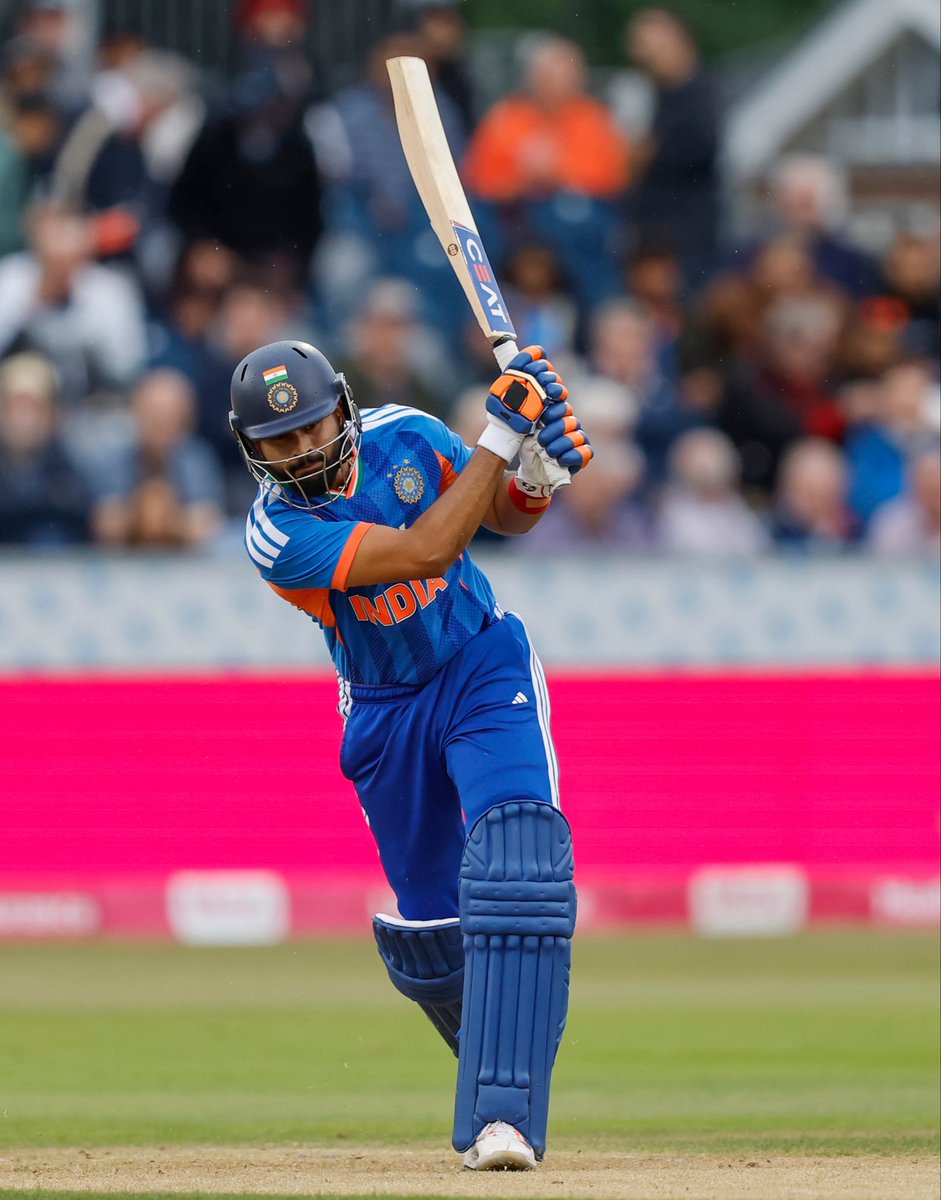 thebharatarmy's tweet photo. Shreyas Iyer leads from the front. 👏🇮🇳

His maiden fifty as India’s captain. 💙 https://t.co/sdb6qXfUc5