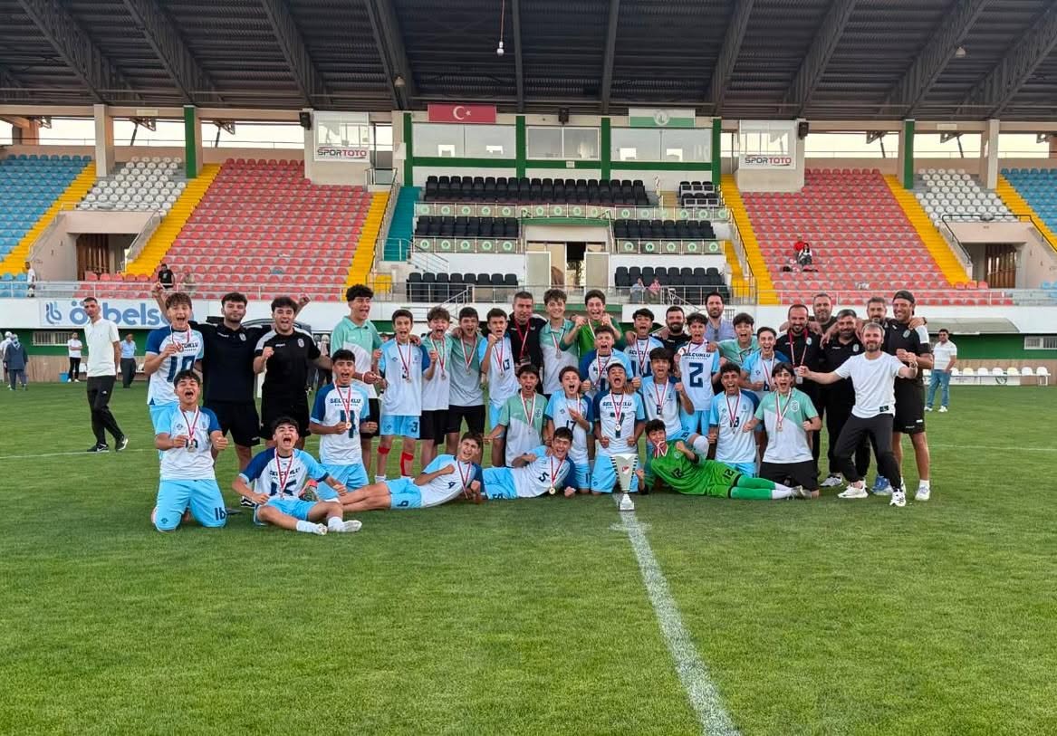 GSB_Konya's tweet photo. ⚽Türkiye Şampiyonu Selçuklu Belediyespor!🥇🏆

Sivas'ta düzenlenen U15 Futbol Türkiye Şampiyonası 4'lü finalinde temsilcimiz Selçuklu Belediyespor U15 Futbol takımı, final maçında Termespor'u penaltılarla 4-2 yenerek Türkiye Şampiyonu oldu.

Selçuklu Belediyespor U15 Futbol takımını ve teknik heyetini yürekten kutluyor başarılarının devamını diliyoruz.👏
@OA_BAK @gencliksporbak