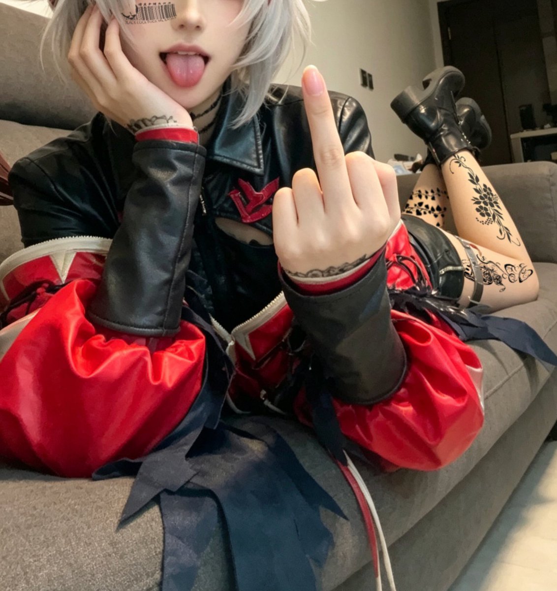 bitch14253's tweet photo. #反差 喂喂～亲爱的傻逼绿奴博士💚～今天有没有好好揉搓你那没有的废物鸡巴啊❤️～人家可是被隔壁的萨卡兹大叔好好疼爱了一番呢，差点就变成了大叔的所有物❤️～所以吗❤️～为了感谢你最好的女朋友这么爱你～还不快滚过来给把腿舔干净，人家今晚还有约会呢🖤～ https://t.co/cILwFIrvHW