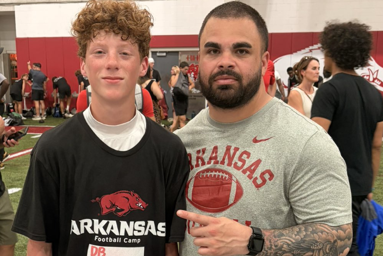 sixstarfootball's tweet photo. EVENT COVERAGE | Several Prospects Impress at Arkansas Prospect Camp

⭐️Six Star Football takes a look at several rising prospects who impressed 💯
📖 Full recap + scouting reports now live!

STORY ▶️ https://t.co/YdtwDPgSTy 

@VladAfanasiev08 @AjaniMcKenzie5 @elijah_bergeson @ABracey23 @Liam_conway06 @BeauDaniels44 @TitusDowell @HaydenEvans_29 @ke11an_evans @ConnorFarris28 @RyderFlugence @Hux_Hendrickson @Showt1me_coopp @malikeith_2028 @DHawkLife @MylesMcDaniel2 @McguireKyler4 @BriceBr59783 @prestonmollette @JosephMyles832 @BradenOlsen2028 @MatthewPangaro @Paxton73262 @MaddoxPierce479 @GavinPresley1 @Stone_Sherlock1 @chases1_ @Jordan_Smit11 @_stennis @Bstockard12 @Fisher_Taylor70 @blakethomas23_ @LoganWillen09 @OwenWoodson_FB