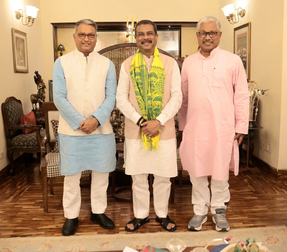 EduMinOfIndia's tweet photo. Hon'ble Union Minister of Education Shri @dpradhanbjp holds detailed discussions in New Delhi with the Minister for Higher and Technical Education, Government of West Bengal, Shri @iamJagannathC, and the Minister for School Education, Government of West Bengal, Shri @DipakBarmanRSS.

Read more: https://t.co/KwEYWnCCfc

#NEP2020 #SchoolEducation #PMSHRI #SamagraShiksha #PMUSHA #PMPOSHAN