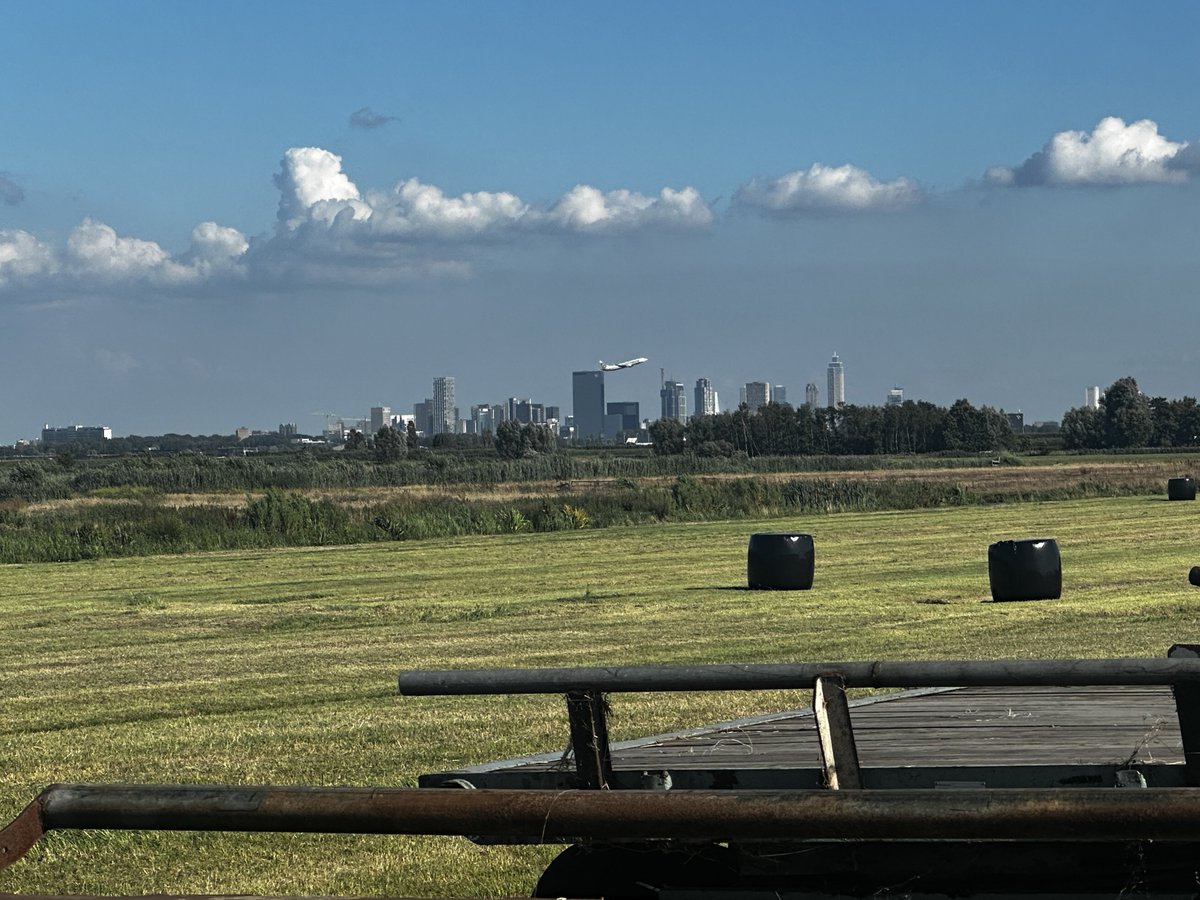 HoeveAckerdijk's tweet photo. Boeren dichtbij de stad kan bijzondere plaatjes opleveren, Dertig balen op halen op percelen overkant A13 https://t.co/O2nNdxokve
