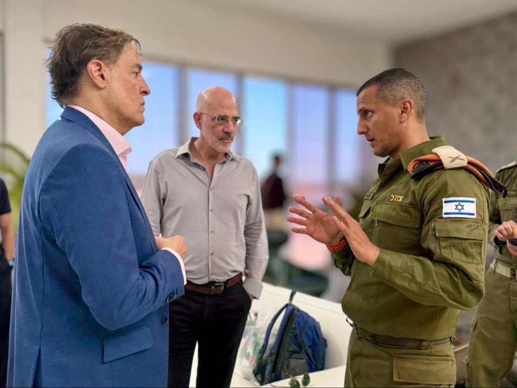 FDIonline's tweet photo. 🇮🇱🇻🇪 Un equipo preliminar de la delegación israelí de asistencia humanitaria aterrizó en Venezuela hace poco, en respuesta al terremoto que sacudió al país.

Los equipos de expertos comenzarán a operar junto a las autoridades locales para apoyar las labores de recuperación, compartiendo al mismo tiempo los conocimientos y la experiencia que el Estado de Israel ha adquirido en respuesta a terremotos, situaciones de emergencia y misiones de asistencia humanitaria en todo el mundo.