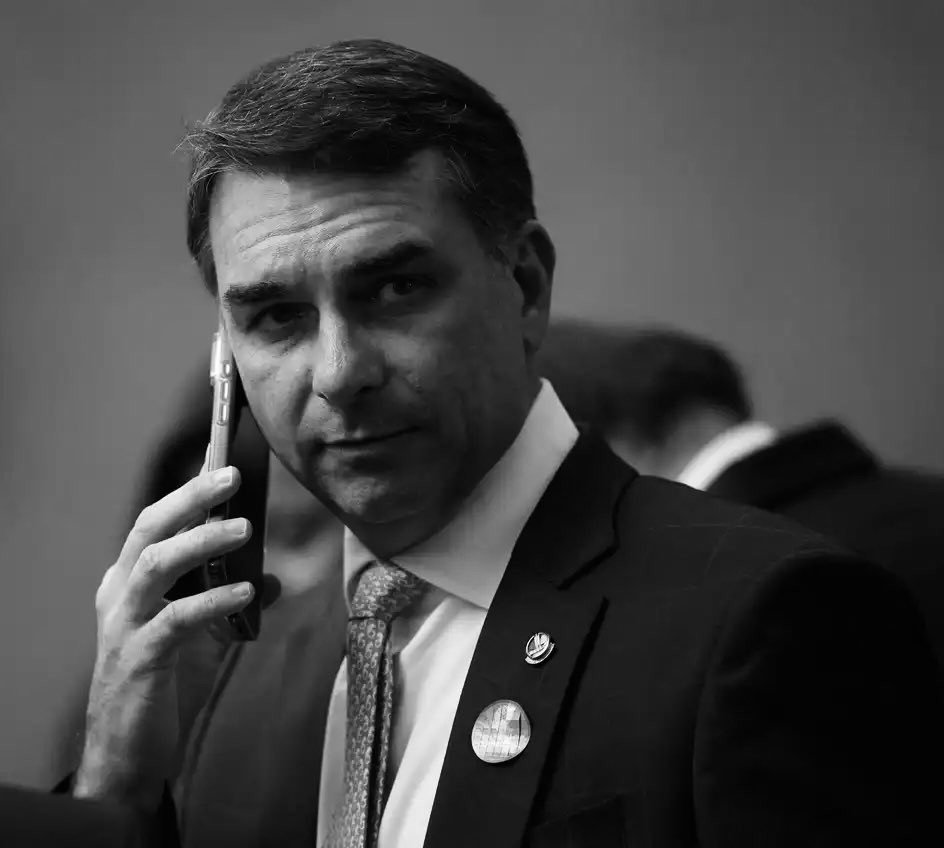 pedrorousseff's tweet photo. 🚨 RACHOU DE VEZ! Michelle Bolsonaro NÃO QUER apoiar Flávio Bolsonaro para a Presidência e afirma que NOVOS ESCÂNDALOS vão atingir a campanha do rachadinha!

A FAMÍLIA BOLSONARO ESTÁ DESMORONANDO AO VIVO! 🤣👍🔥 https://t.co/gbOjL4lheg