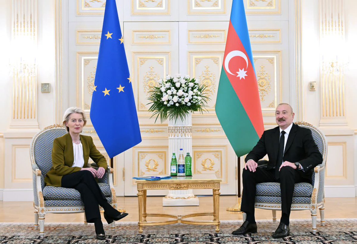 tercumanmedya's tweet photo. AB Komisyonu Başkanı Ursula Von der Leyen, Azerbaycan’a resmî ziyarette bulundu.

Von der Leyen, Bakü’de Azerbaycan Cumhurbaşkanı Aliyev ile bir görüşme gerçekleştirdi. https://t.co/jkkHLpQxRl