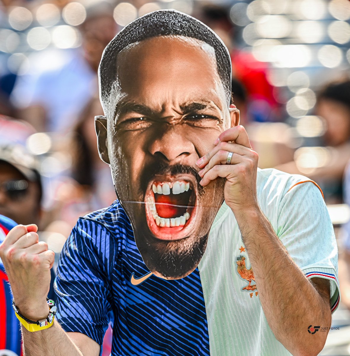 Justinaaniefiok's tweet photo. Two nations. One love for football. France and Sweden fans brought the atmosphere to life during the FIFA World Cup 2026™ Round of 32 match at MetLife Stadium, New Jersey, USA, on 30 June 2026.

📸:@Justinaaniefiok https://t.co/eyD3IpIXkP