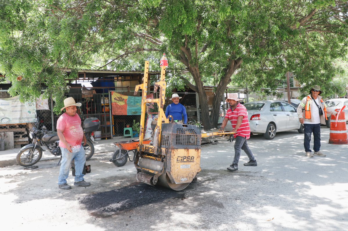 ciphuatulco's tweet photo. El gobierno del estado de Oaxaca, a través de la dirección general del CIP Huatulco, continúa realizando una jornada especial de bacheo en diversas avenidas y calles de la agencia municipal de Santa Cruz Huatulco, con el objetivo de mejorar la movilidad. https://t.co/fbMpPLKdRL