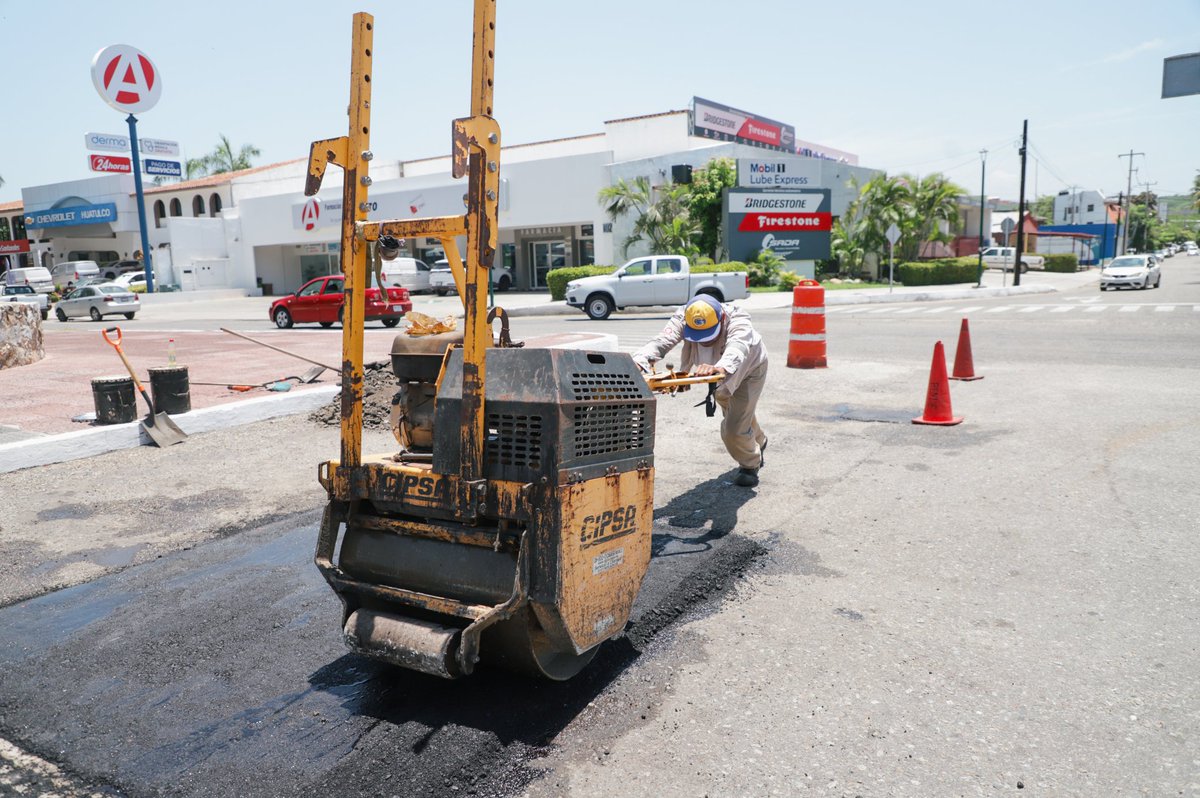 ciphuatulco's tweet photo. El gobierno del estado de Oaxaca, a través de la dirección general del CIP Huatulco, continúa realizando una jornada especial de bacheo en diversas avenidas y calles de la agencia municipal de Santa Cruz Huatulco, con el objetivo de mejorar la movilidad. https://t.co/fbMpPLKdRL