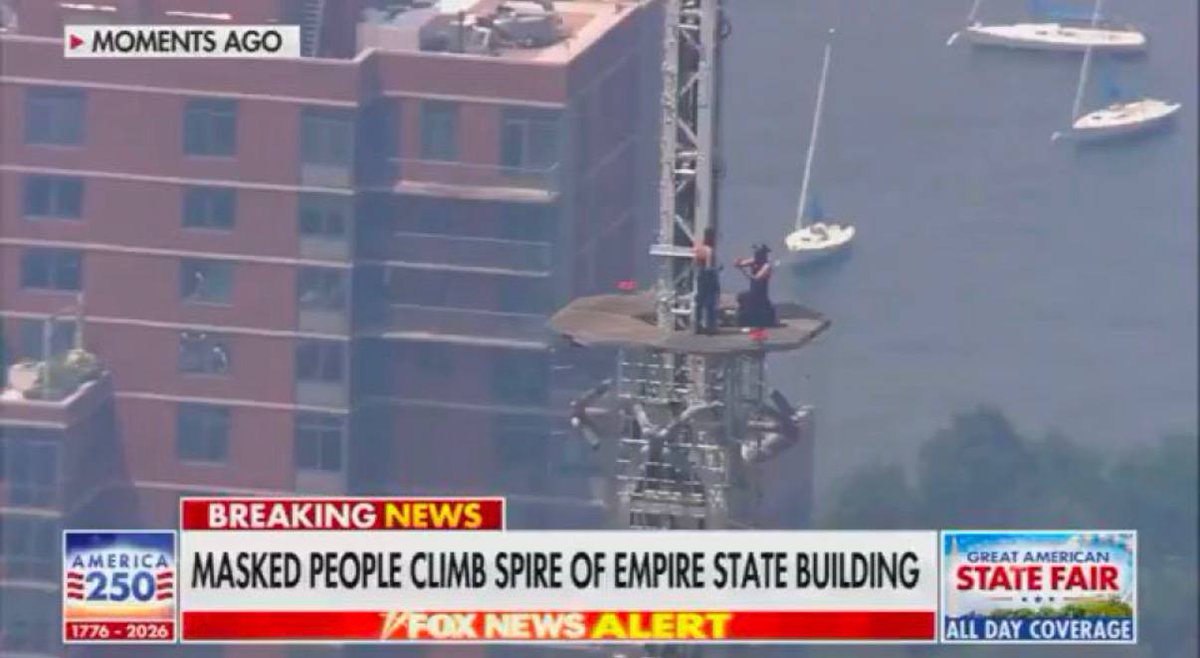 ultimoranet's tweet photo. Una coppia mascherata ha scalato la punta dell’Empire State Building, poi la proposta di matrimonio a 400m di altezza. È accaduto poco fa a New York. 

Qui il video: https://t.co/XBBl36DZsU https://t.co/nelKBl1yF7