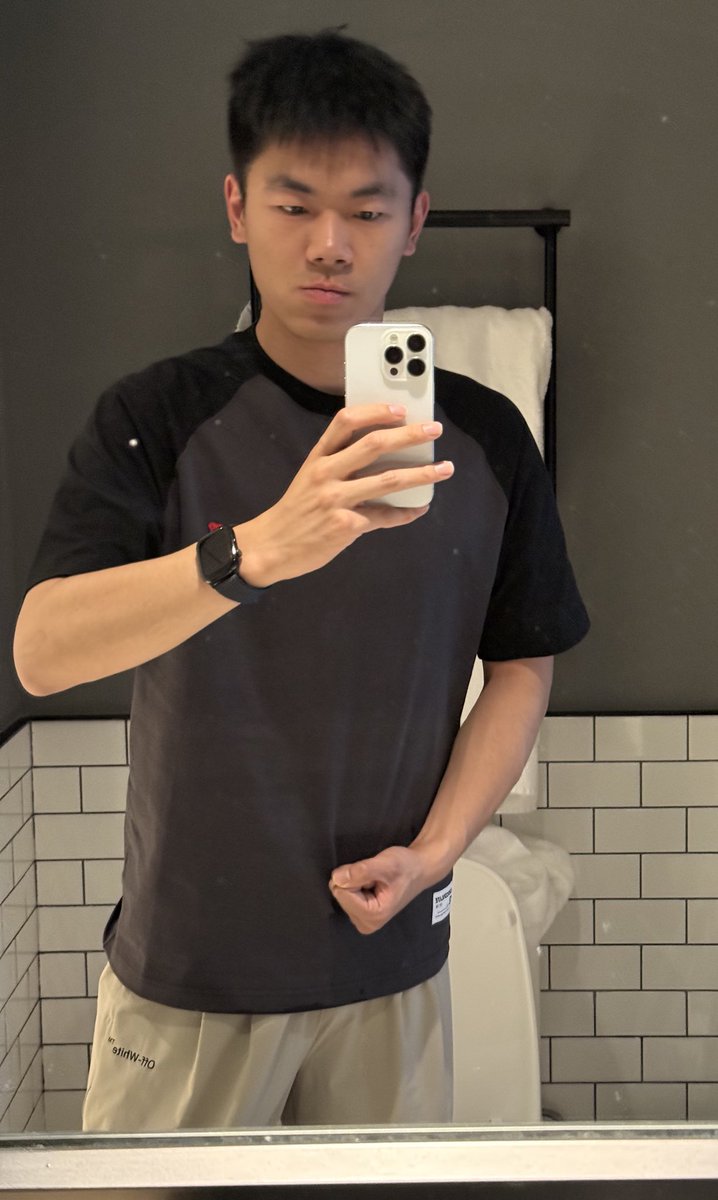 lipton072's tweet photo. 对我重要的人，���友也好，喜欢的人也好，一开始相处都那么融洽。可有时候只无力的发现缘分逐渐变浅薄。我��厌这种落差，可现在也不再想改变。
我开始反思自己，怎么不知不觉我也演变成了自己都讨厌的人。我开始怀念从前的自己。
也许我真的是一个很无聊的人吧。 https://t.co/Wb8aM5fEYU