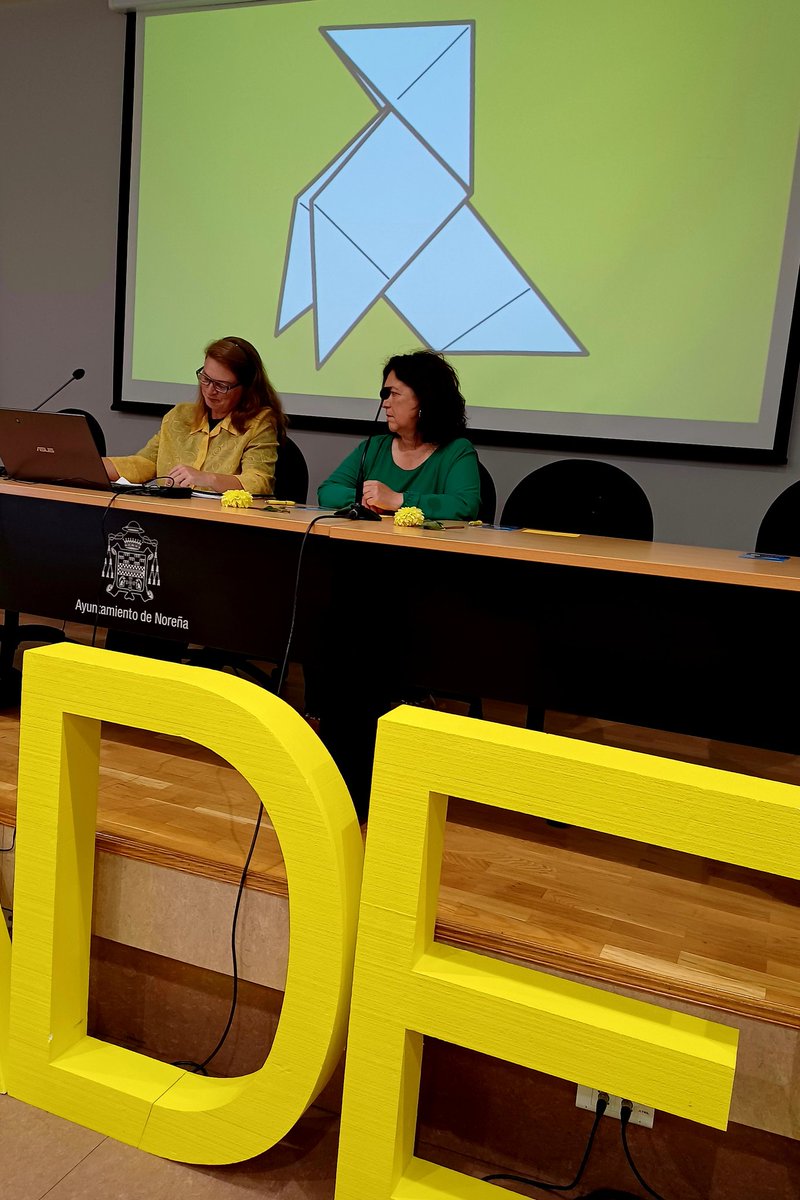 kriesgo's tweet photo. Disfrutando del evento de inauguración de la XXIX ESCUELA DE VERANO @EVADES1 en Noreña en la mesa redonda MARKTRIX FUTURO DEL MARKETING  para iniciar el 29 verano compartiendo conocimiento #Evades2026  pajarita voladora de sueños en amarillo formativo https://t.co/n8ts62Fm0P https://t.co/KHyB23GCtQ