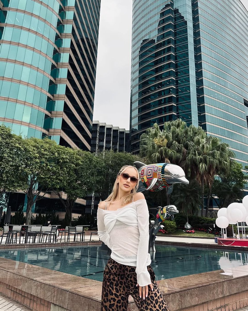 sPinah_'s tweet photo. City vibes and bold style in the urban jungle 🌆✨ https://t.co/4c9W1qvySY