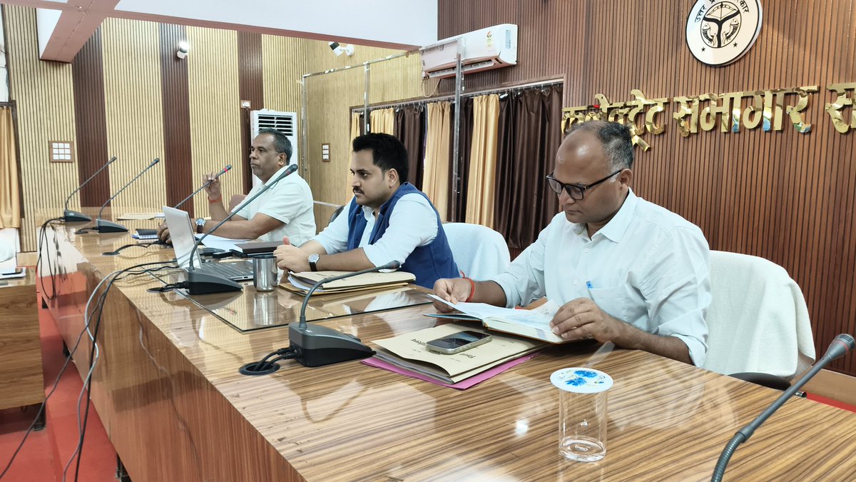 DmSonbhadra's tweet photo. मतदेय स्थलों के सम्भाजन के संबंध में मान्यता प्राप्त राजनैतिक दलों के प्रतिनिधियों के साथ बैठक की गई। आयोग की समय-सारिणी के अनुसार प्रस्तावों, आपत्तियों व सुझावों पर प्रक्रिया जारी है।  @ECISVEEP @gaur_charchit @ceoup @CMOfficeUP @InfoDeptUP @ChiefSecyUP @UPGovt https://t.co/Nshejn4FAB
