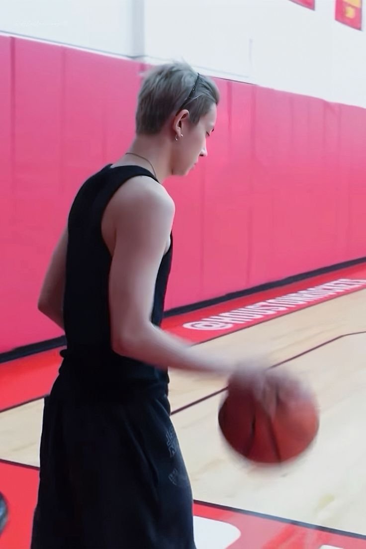 simlylily's tweet photo. — TAGS GAME ｡𖦹°·⋆˚࿔🪽

playing basketball with Heeseung 🏀

or

playing games with Heeseung 🎮

Drop your answer + tags 👇

#ENGENEs_Man_HEESEUNG
#HEESEUNG_Deserves_Better https://t.co/azKyBq9B3A