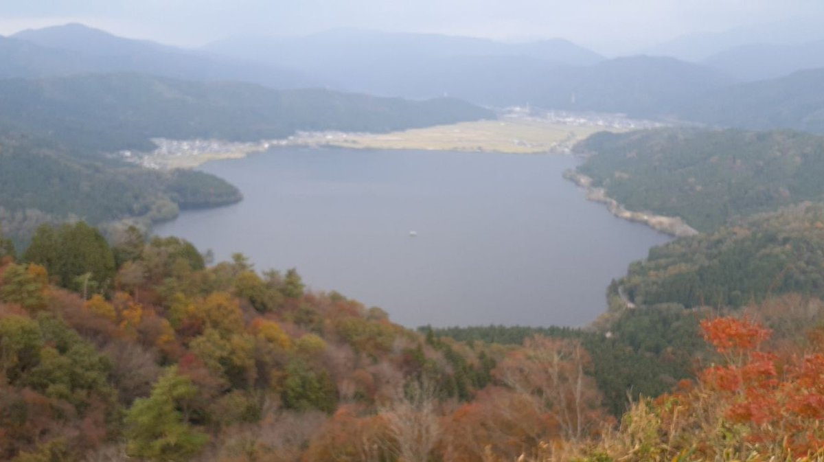 scebea120's tweet photo. 賤ケ岳（滋賀県長浜市） 
羽柴(豊臣)秀吉が、１５８３年の柴田勝家との「賤ケ岳の戦い」で、ここに陣を構えました。
山頂から、広々とした琵琶湖や周囲でその戦いがあった余呉湖の絶景が見れます。
戦い後の兵士像もあります。重い兜や鎧を身につけ、刀や槍を振り回し続けた後は、さぞ疲れたでしょう。 https://t.co/1nKrdWC3G0