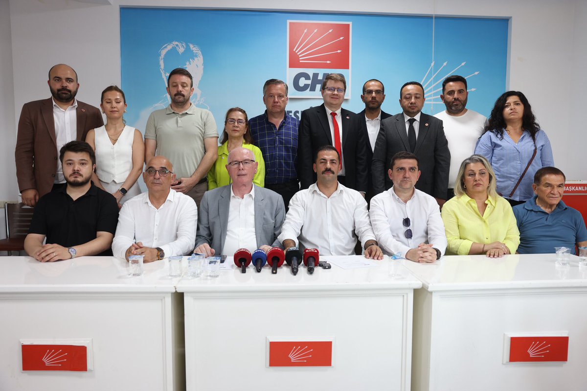 AvKazimKurt's tweet photo. İl Başkanımız Talat Yalaz’ın ve örgütümüzün yanındayız.

Bizim mücadelemiz koltuklar için değil; demokrasi, hukuk, adalet ve tam bağımsız Türkiye içindir. Bu değerlere inananları görevden almakla, ihraç etmekle ya da susturmaya çalışmakla sonuç değişmez.

Cumhuriyet Halk Partisi’nin değişim iradesi dimdik ayaktadır. Özgür Özel’in liderliğinde halkın umudunu büyüten bu mücadeleden geri adım atmayacağız. Gerekirse yeni yollar açılır, yeni mücadele alanları kurulur; ancak halktan, demokrasiden ve Cumhuriyet değerlerinden yana duruşumuz değişmez.

Kimse umutsuzluğa kapılmasın. Eninde sonunda kazanan halkın iradesi olacaktır.