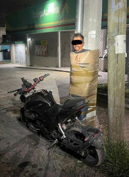 Diariodenarco's tweet photo. Al estilo de Batman, justiciero anomia atrapa a ladrones y los deja amarrados en postes en Jalisco

NOTA EN EL ENLACE: https://t.co/cfcBfN6PsS https://t.co/JNFWCvwBYQ