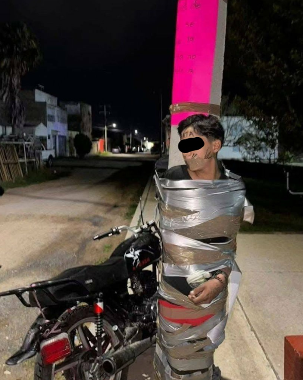 Diariodenarco's tweet photo. Al estilo de Batman, justiciero anomia atrapa a ladrones y los deja amarrados en postes en Jalisco

NOTA EN EL ENLACE: https://t.co/cfcBfN6PsS https://t.co/JNFWCvwBYQ