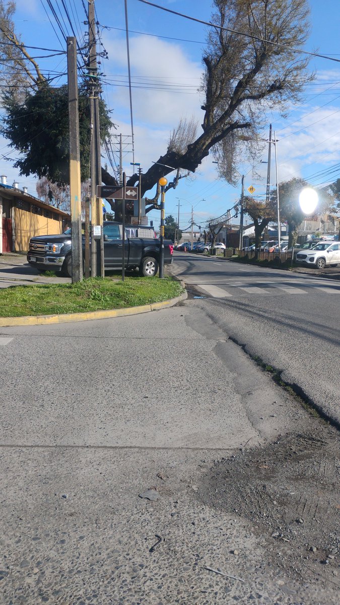 EMEDE_ONE's tweet photo. @Muni_Concepcion @T13Concepcion @CEspinozaQ Cero visibilidad al llegar a ejército desde orompello. Un peligro mirar con el riesgo a que te choquen. todos los días se estaciona igual. https://t.co/pe96hM5AM3
