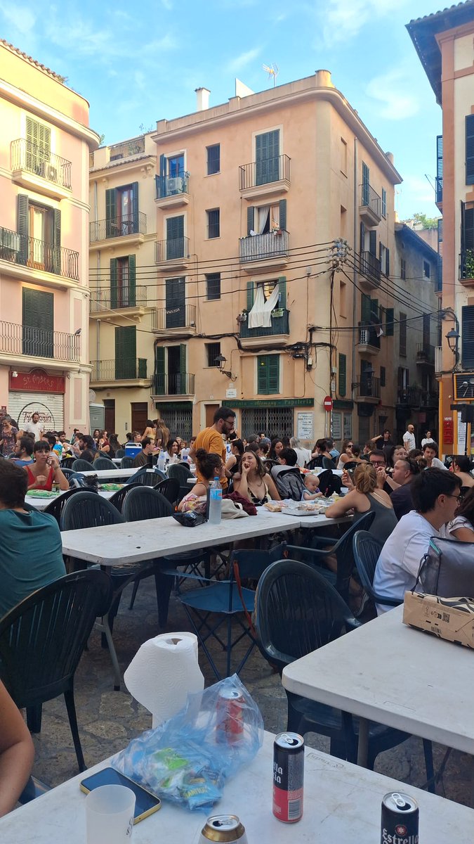 mateuramonell's tweet photo. Anarquia a Palma. Els veïns es pensen que la ciutat és seva i ocupen les places per fer un sopar "a la fresca". https://t.co/9hBp1k6I2s