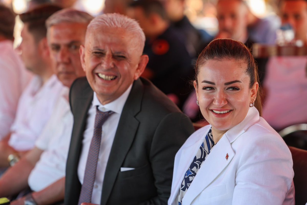 busraozdemirtr's tweet photo. Denizle kurduğumuz bağ; kültürümüzün, emeğimizin ve ortak hafızamızın en kıymetli parçalarından biri.💙

Demre Belediye Başkanımız Fahri Duran’ın ev sahipliğinde ve Antalya Valimiz Sayın Hulusi Şahin’in katılımıyla düzenlenen 3. Likya Deniz Bayramı Festivali’nde maviyle kurduğumuz kadim bağı, denizcilik geleneğimizin taşıdığı değerleri ve birlikte olmanın güzelliğini bir kez daha paylaştık.

1 Temmuz Denizcilik ve Kabotaj Bayramı’nın değerini yaşatan bu güzel buluşmada emeği geçen herkese teşekkür ediyorum.