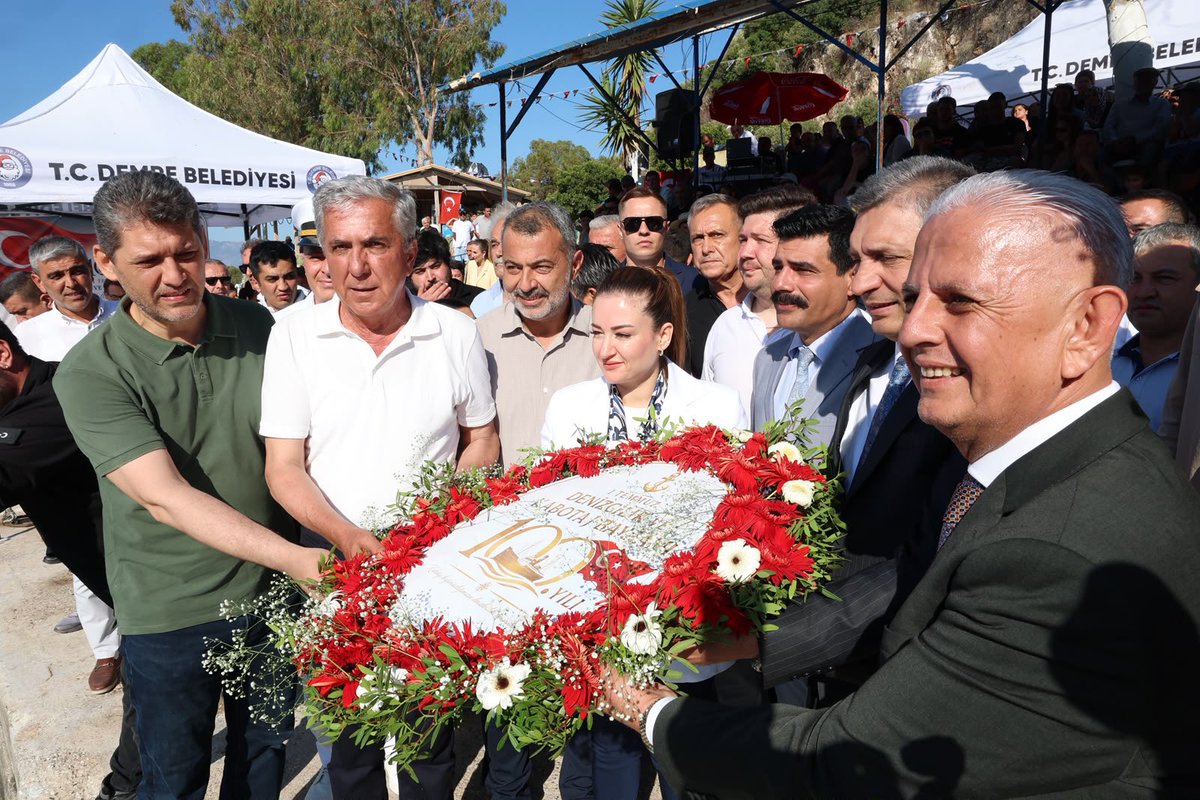 busraozdemirtr's tweet photo. Denizle kurduğumuz bağ; kültürümüzün, emeğimizin ve ortak hafızamızın en kıymetli parçalarından biri.💙

Demre Belediye Başkanımız Fahri Duran’ın ev sahipliğinde ve Antalya Valimiz Sayın Hulusi Şahin’in katılımıyla düzenlenen 3. Likya Deniz Bayramı Festivali’nde maviyle kurduğumuz kadim bağı, denizcilik geleneğimizin taşıdığı değerleri ve birlikte olmanın güzelliğini bir kez daha paylaştık.

1 Temmuz Denizcilik ve Kabotaj Bayramı’nın değerini yaşatan bu güzel buluşmada emeği geçen herkese teşekkür ediyorum.