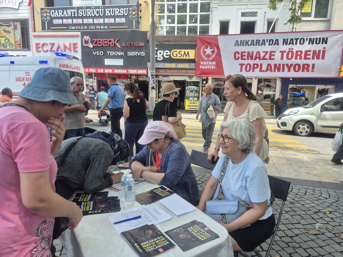 VatanEdremit's tweet photo. NATO'NUN TABUTUNA SON ÇİVİYİ ÇAKMAK İÇİN EDREMİT CUMHURİYET MEYDANI’NDA TOPLANDIK!

7-8 Temmuz'da Ankara'da toplanacak NATO Zirvesi, dağılan, çöken NATO'nun cenaze törenidir.

Türkiye topraklarında NATO'nun ölüsüne bile yer yok.

Ankara, NATO'nun son durağı olacak. Beyin ölümü gerçekleşen NATO, mezarına girecek!
 
Basın açıklamamıza ve imza masamıza gösterdikleri ilgi için halkımıza teşekkür ederiz.