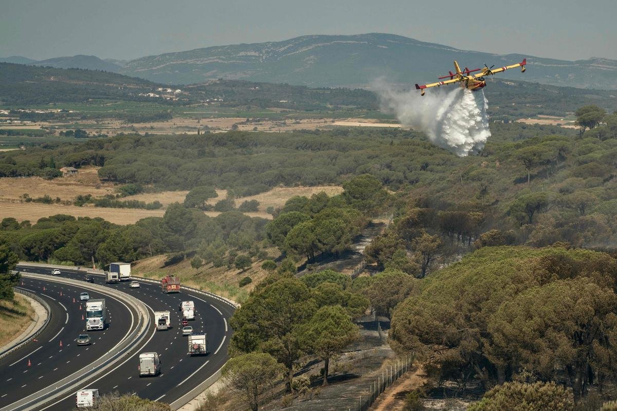 NoviaNewsGroup's tweet photo. 🚨🇫🇷 ALERTE INFO | Un important incendie est en cours à la frontière entre l'Hérault et l'Aude. Le feu a déjà parcouru plus de 500 hectares. https://t.co/LizvoWu99u