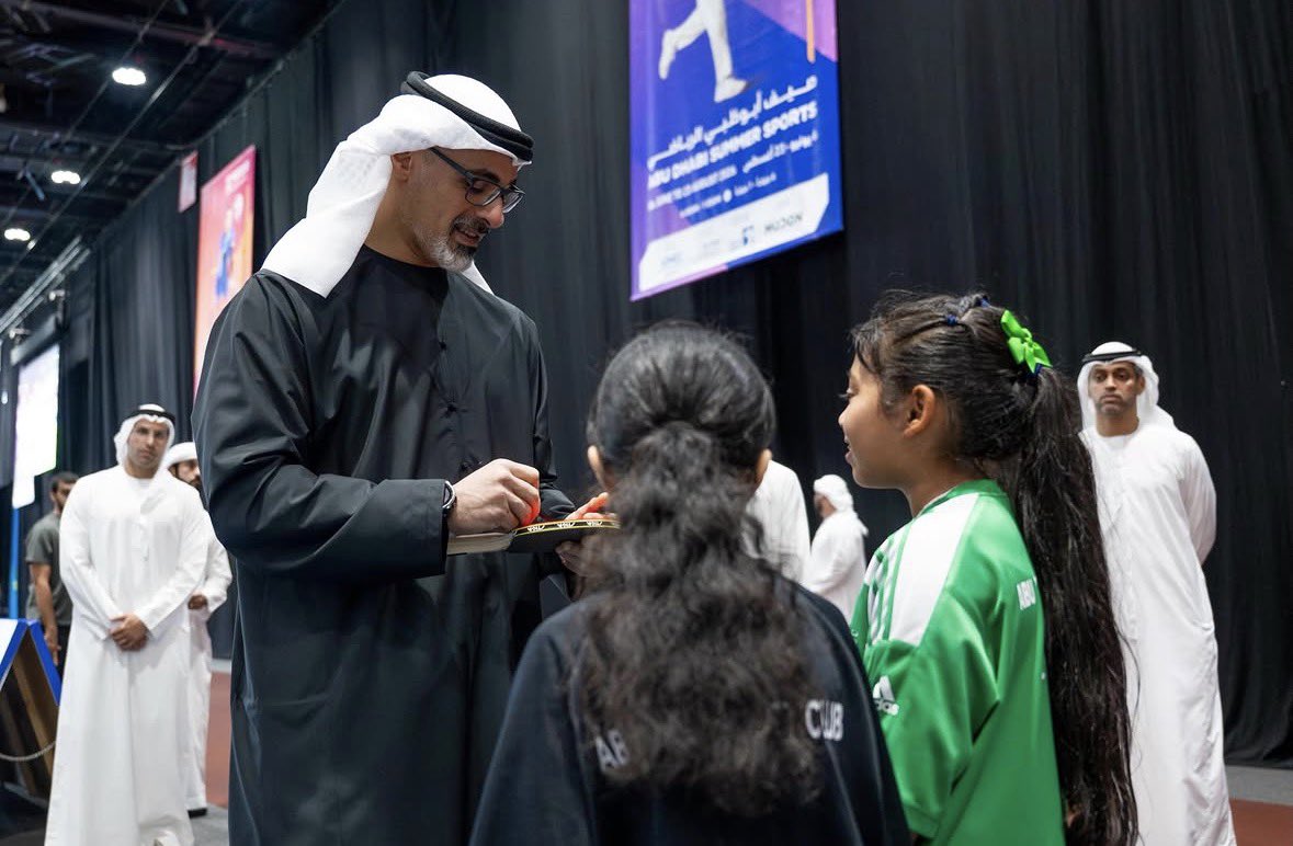 abudhabirc's tweet photo. لقاء مُلهم يجمع سمو الشيخ خالد بن محمد بن زايد مع لاعبي نادي أبوظبي لألعاب المضرب في صيف أبوظبي الرياضي✨ https://t.co/olMdrlMTwT