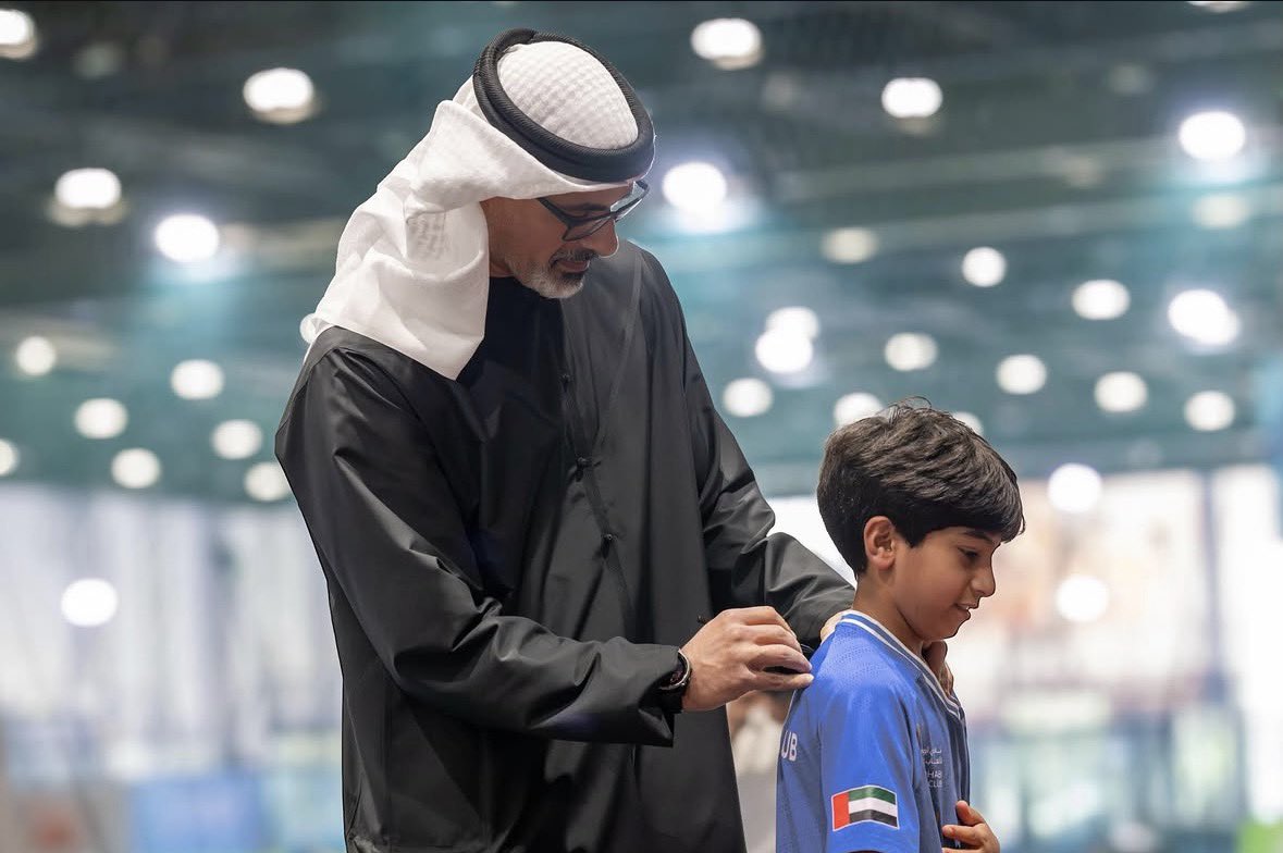 abudhabirc's tweet photo. لقاء مُلهم يجمع سمو الشيخ خالد بن محمد بن زايد مع لاعبي نادي أبوظبي لألعاب المضرب في صيف أبوظبي الرياضي✨ https://t.co/olMdrlMTwT