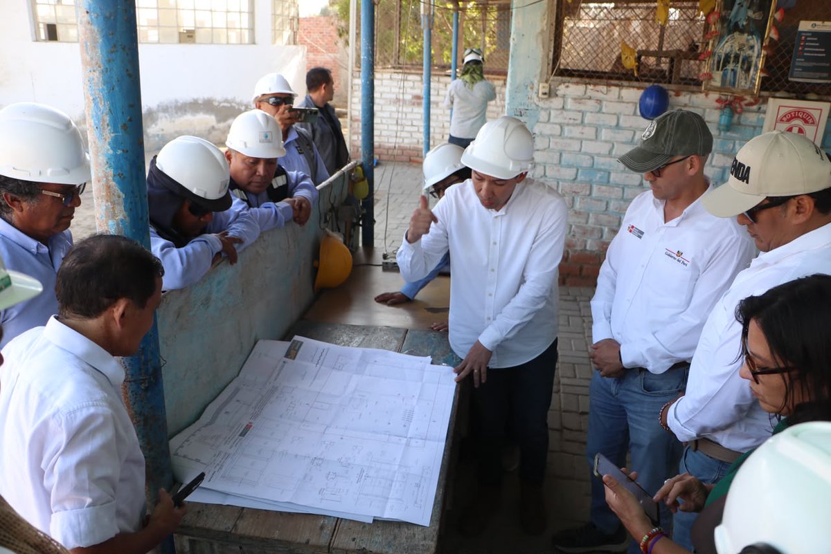viviendaperu's tweet photo. ✅ ¡El Ministerio de Vivienda impulsa el acceso a más agua potable y saneamiento para #Catacaos!
📌 Un equipo técnico del Ministerio de Vivienda, Construcción y Saneamiento verificó el estado situacional del proyecto de agua potable y alcantarillado de Catacaos, con el objetivo de coordinar acciones que permitan acelerar su ejecución y asegurar el cumplimiento de los plazos establecidos.
📌 Durante la visita se inspeccionó la cámara de bombeo Chorrillos, componente clave de esta importante obra que registra un avance físico del 75,55 %. Una vez culminada, beneficiará a más de 44 mil habitantes mediante la instalación de 7,658 conexiones de agua potable y 8,774 conexiones de alcantarillado, contribuyendo a mejorar la calidad de vida, la salud y el bienestar de miles de familias del distrito.