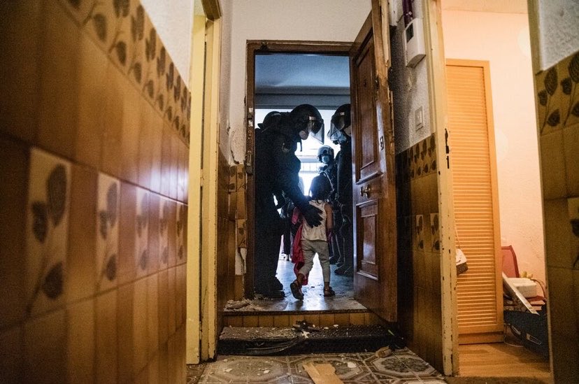 NombreFalso1231's tweet photo. Recordáis esta foto? En junio de 2021 una familia con cuatro menores fueron desahuciados en Vallecas.

La familia, de forma repetida, pidió alternativa habitacional al gobierno.

Y sabéis quien estaba en el gobierno en junio de 2021? Podemos.

No olvidamos quiénes sois, Irene. https://t.co/HHH4cBeDfl