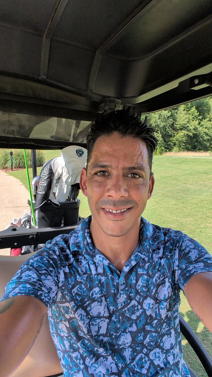 FerPoncedeLeon's tweet photo. Muy buena ronda hasta ahora. Calor brutal, pero se juegan los 18, somos hombres o payasos @AndreaCabanas https://t.co/T077cZzMKo