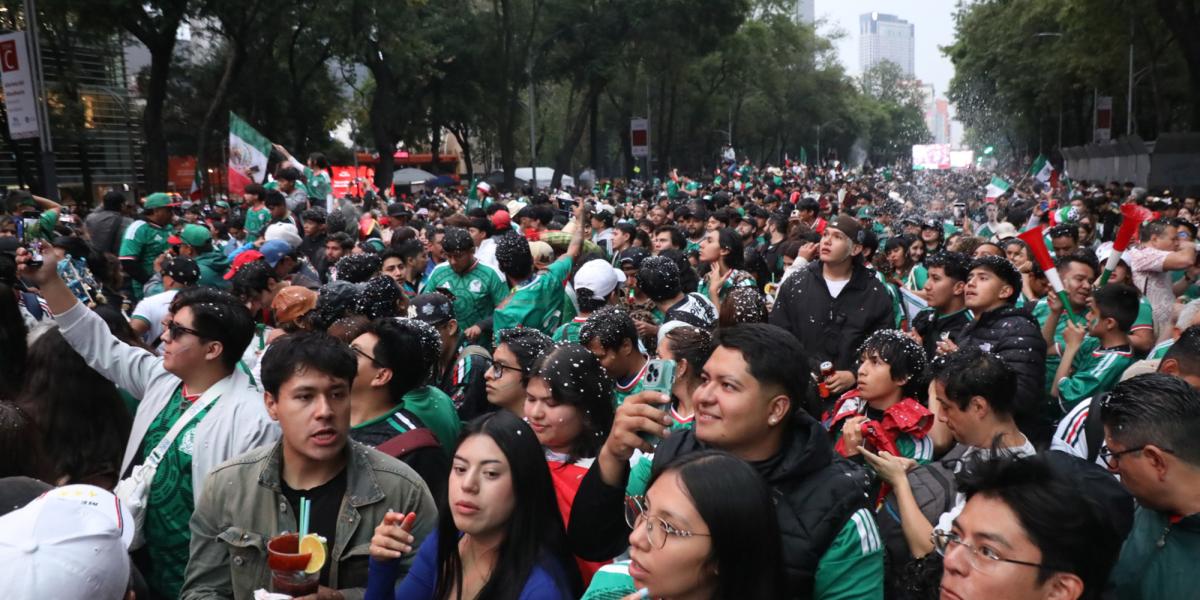 AmaneciendoMx's tweet photo. Tres fallecidos por asfixia en celebraciones por victoria de México en CDMX
Miles de aficionados se agolpaban en las calles de Ciudad de México durante las celebraciones del Mundial 2026.
https://t.co/WSmM3lEHDm
#tres #fallecidos #asfixia https://t.co/2wGgOthIwZ