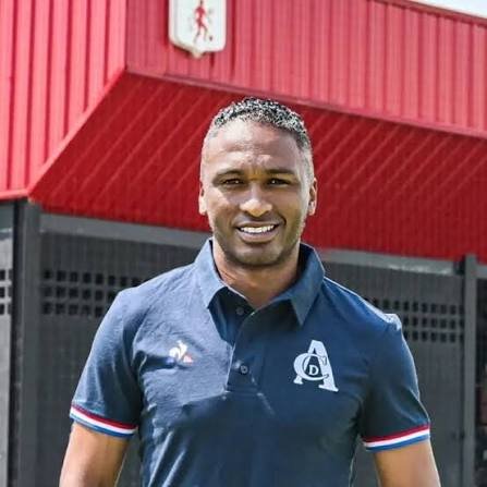 DptesSinTapujos's tweet photo. " Adrian Ramos se queda para el segundo semestre tiene contrato hasta Diciembre" Ivan Vélez, Gerente de @AmericadeCali en #DeportesSinTapujos https://t.co/UmkhjugTFd