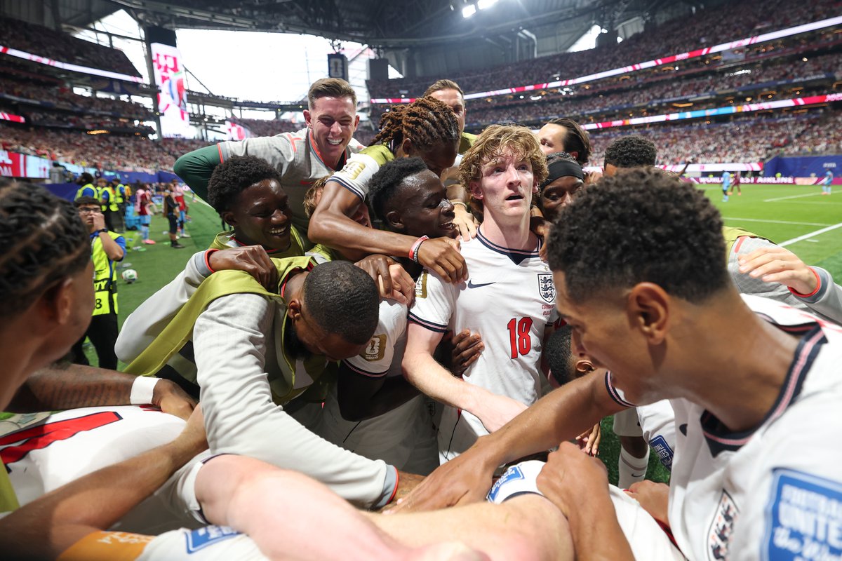 FCBarcelona_es's tweet photo. 🌎 𝗠𝗨𝗡𝗗𝗜𝗔𝗟 𝟮𝟬𝟮𝟲

👉 Inglaterra vence 2-1 a la RD del Congo y se clasifica para los octavos de final del Mundial 2026, con dos asistencias de Gordon.

📸 @FIFAcom https://t.co/0adJS30tBq