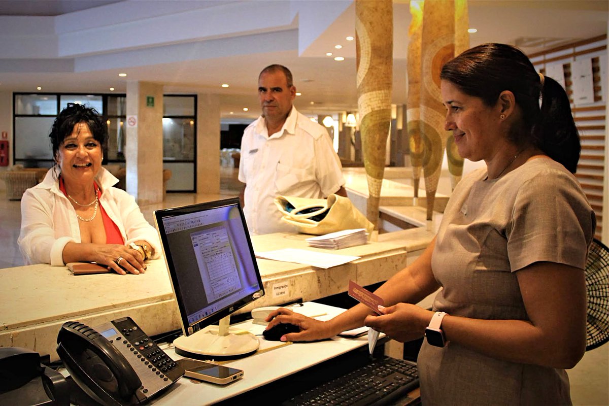 MeliaCuba's tweet photo. Día de reapertura 🎉
@SolPalmerasHtl está de vuelta y con amigos llegando desde tempranito🥰
Recuerda que puedes reservar el hotel en la Venta Flash  de mañana y pasado mañana, on los mejores precios, a través de https://t.co/wuyZsKC9ck
¡Sol Palmeras brilla otra vez! 
#MeliaCuba https://t.co/m84K7LVrT3