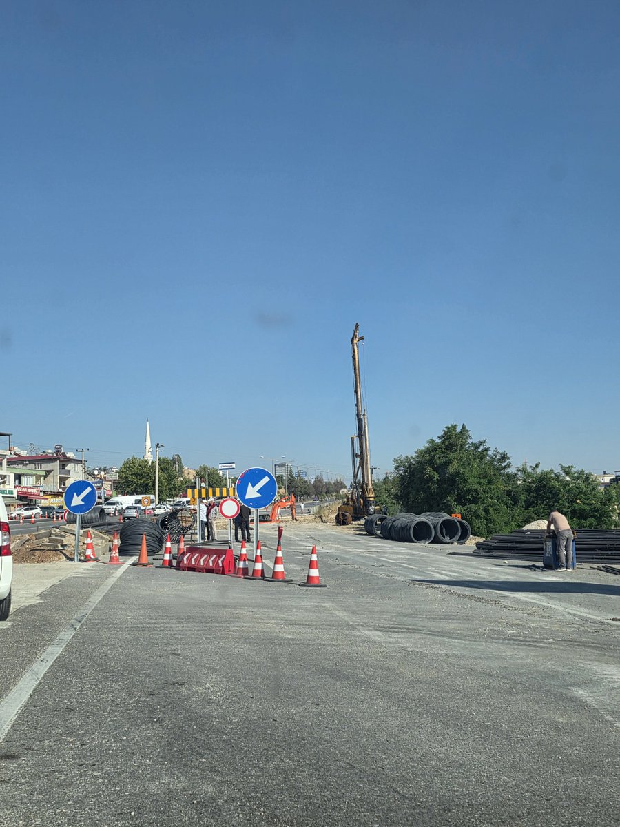 cafernalcaci's tweet photo. Hafta sonu kilometrelerce kuyruk oluşmasına sebep olan, vatandaşların 4-5 saat yolda kalmasına sebep olan köprülü kavşak inşaatında son durum. https://t.co/rG8XRITgGy