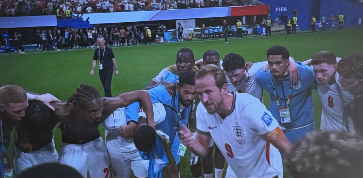OngarSpurs's tweet photo. “Just pass me the ball please.  You lot are rubbish” @HKane https://t.co/fHRI3WFiEE