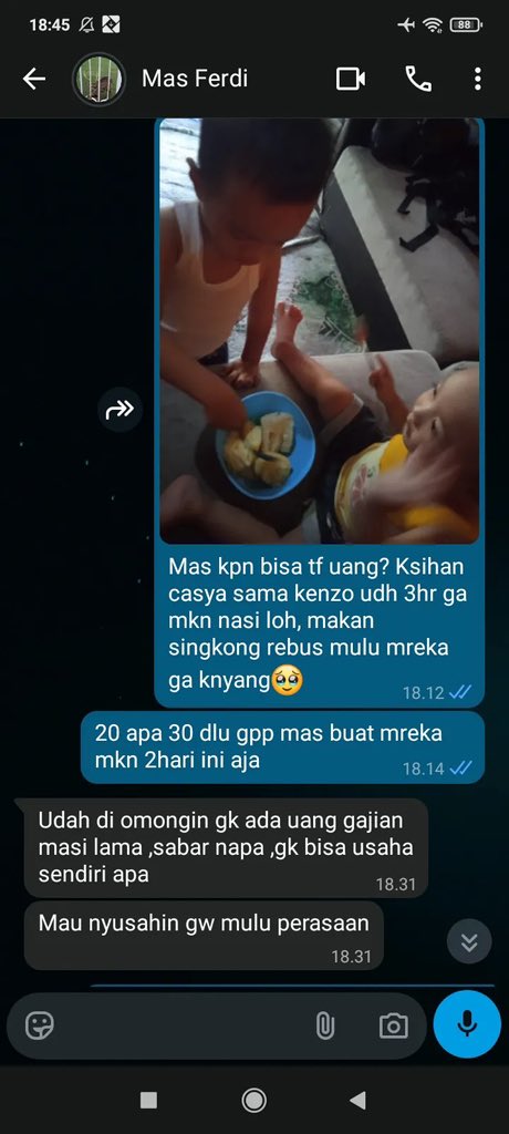Charismaylnd's tweet photo. Ya allah hancur bgt duniaku, dtmbh didzolimi suami sndiri😭💔 posisinya ldr sm suami, selama ldr 2mggu ini suami blm ada ngirim uang samsek alasan blm gajian mulu tp udh prnh kasbon ke bosnya 1jt aku tau sndiri karna aku hub bosnya waktu itu, gtw uangnya dipake buat apa, anak aku selama 2mggu cuma mkan nasigoreng sm singkong rebus doang, dan sisa lauk yg ada dikulkas bbrp hr trakhir kmrn,, aku udh coba hub suami baik2 buat mnta dikirimin uang tp respon dia jauh lebih menyakitkan😭💔￼
cc: celasyaaz