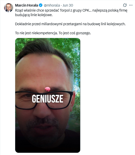 GasewiczJarek's tweet photo. Gdy zarządca łąki miał dostęp do kasy państwowej, wykombinował sobie, że wyda 500 mln zł na zakup firmy TORPOL budującej linie kolejowe. I wydał.
Bo jak wiadomo każdy państwowy inwestor, który zamierza coś wybudować, musi na początek kupić firmę budowlaną. Wtedy się buduje bez przetargów, bez negocjacji cenowych i najłatwiej się robi wielomilionowe przekręty.
Teraz ten geniusz biznesu szczeka, że rozważana jest sprzedaż spółki TORPOL. Chyba go nie rozliczono za przekręty CPK.